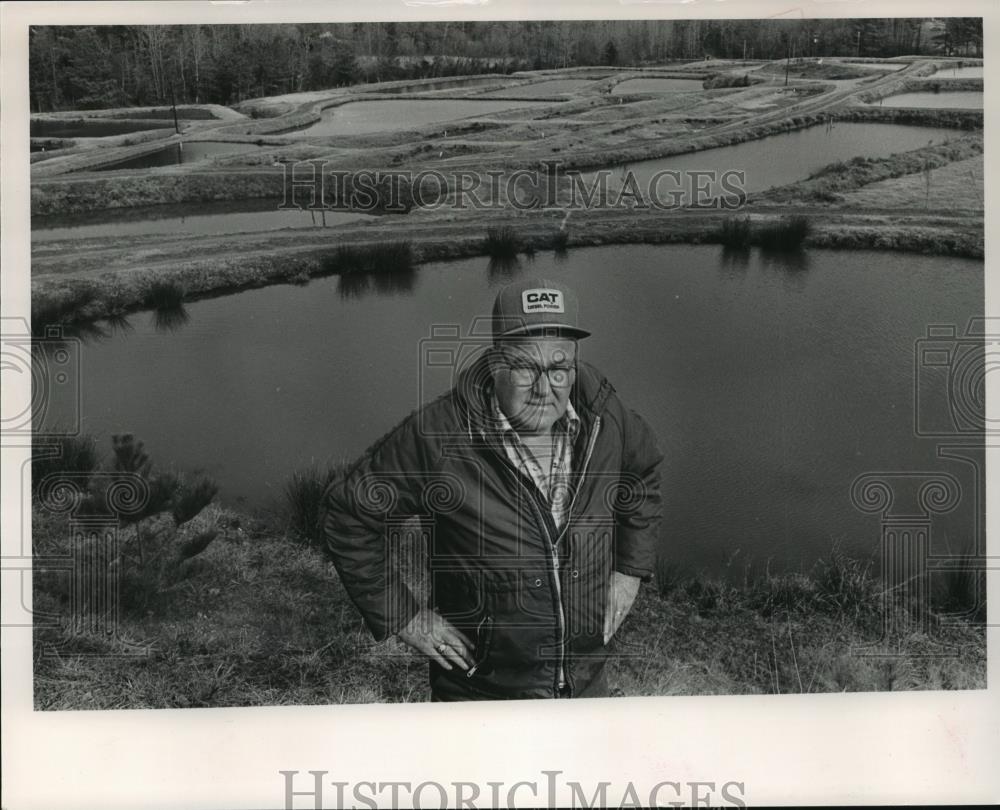 1986 Press Photo Alabama-J.B. Ratliff shows his network of small goldfish ponds. - Historic Images