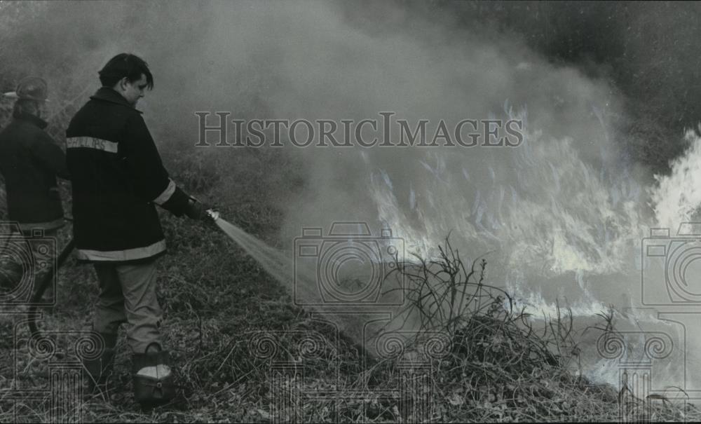 1977 Press Photo Alabama-Firemen fight blaze in woods near Vestavia. - abna09818 - Historic Images
