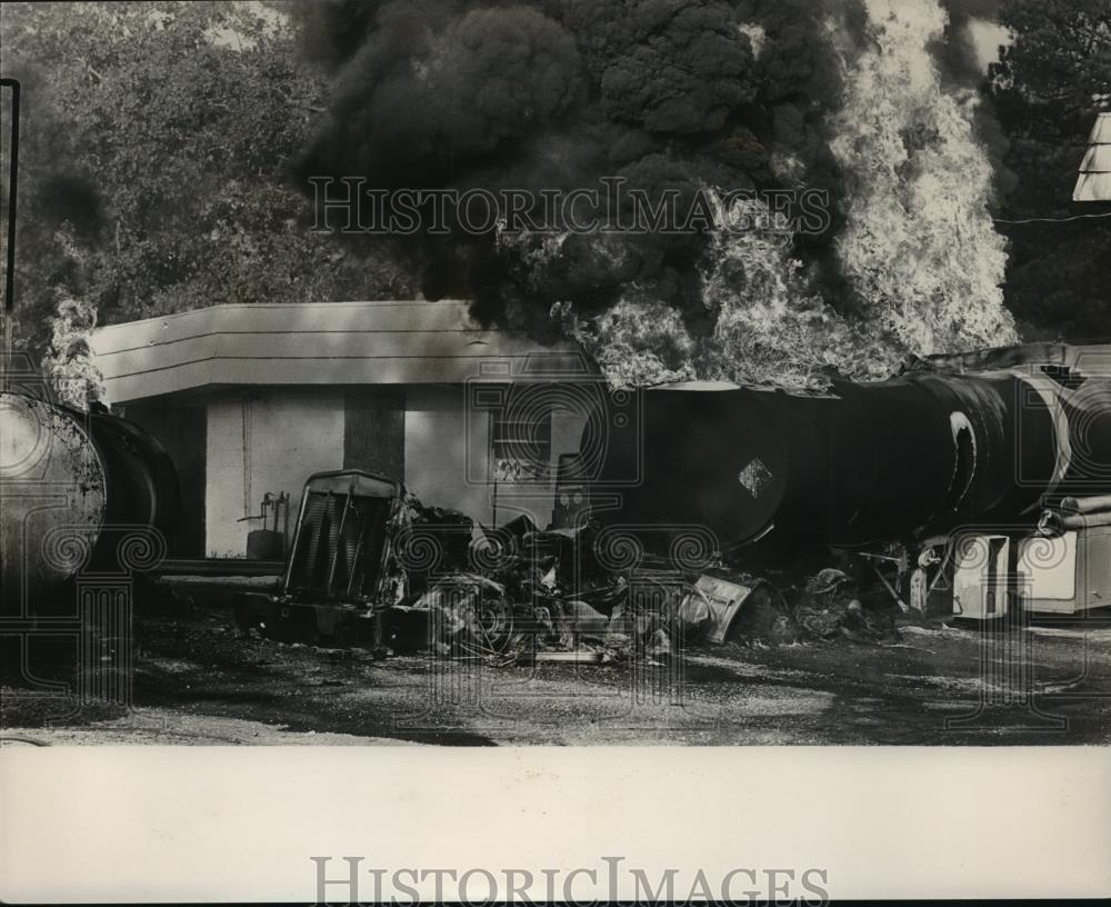 1983 Press Photo Black Smoke Rises From Burning Hulk of Fuel Tanker, Alabama - Historic Images