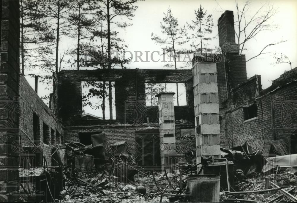 1979 Press Photo Home Near Leeds, Alabama Burned Out - abna09877 - Historic Images