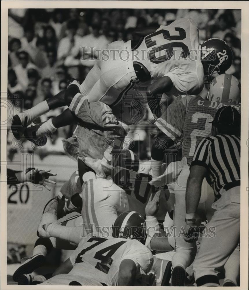 1986 Press Photo Alabama Football&#39;s Humphrey Stopped By Tennessee&#39;s Gordon - Historic Images