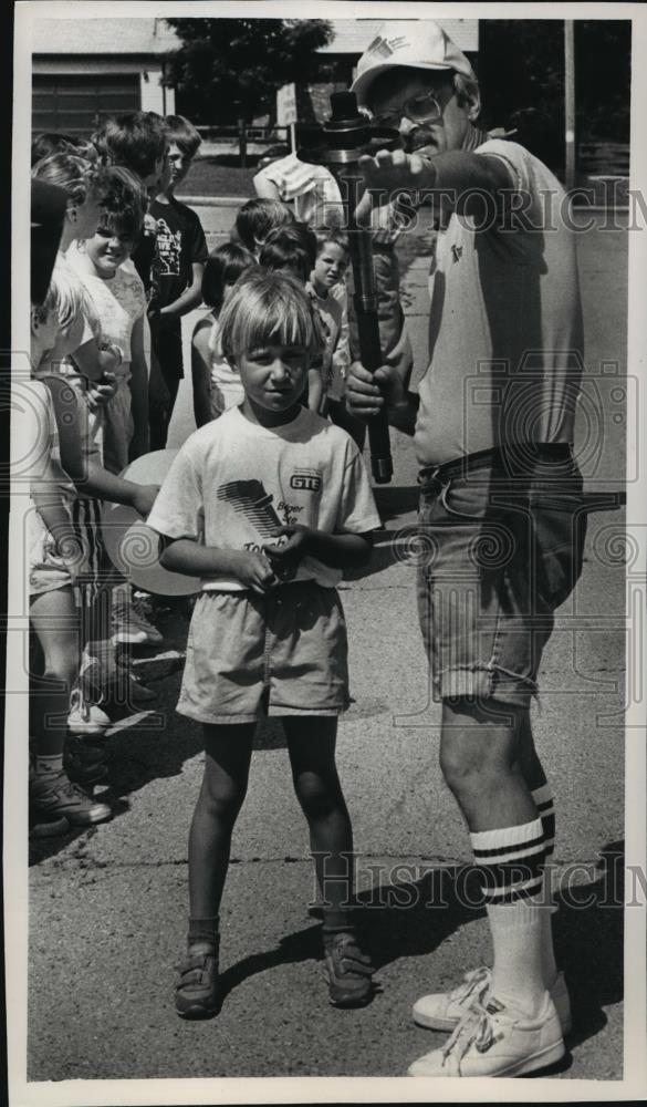 1988 Press Photo Joe Barden coaches runner, Johanna Friehart - mja42566 - Historic Images