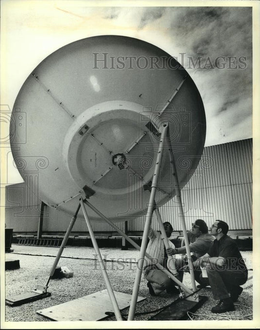 1980 Press Photo Technicians Work on Receiving Station Atop Milwaukee Sentinel - Historic Images