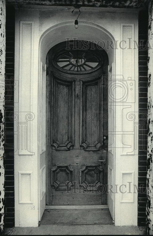 1985 Press Photo Front Entrance to Former Bank in New Franken, Wisconsin - Historic Images