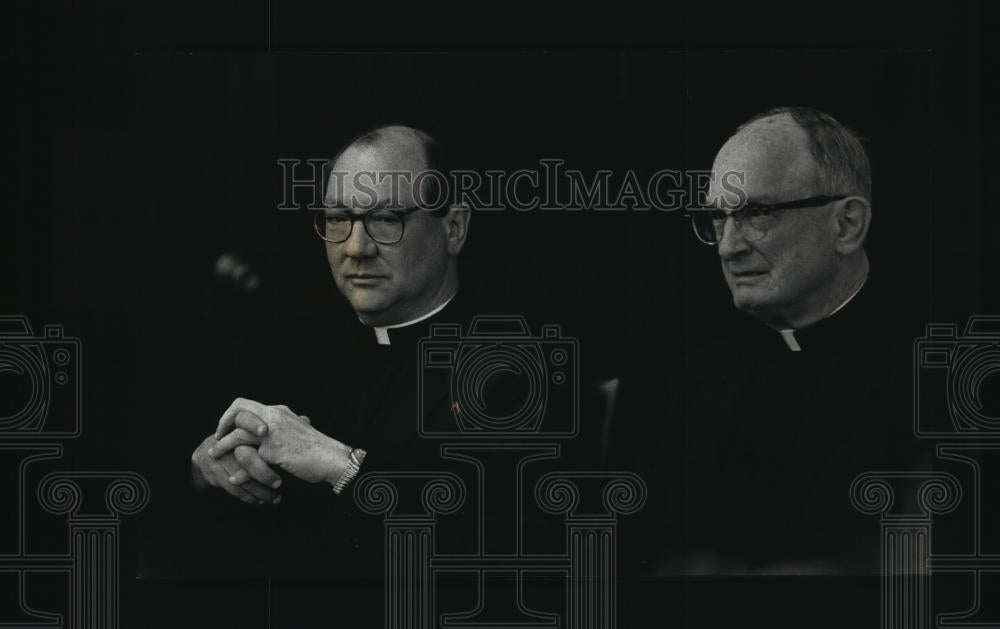 1990 Press Photo Marquette President DiUlio Sits with Retiring Father Raynor - Historic Images