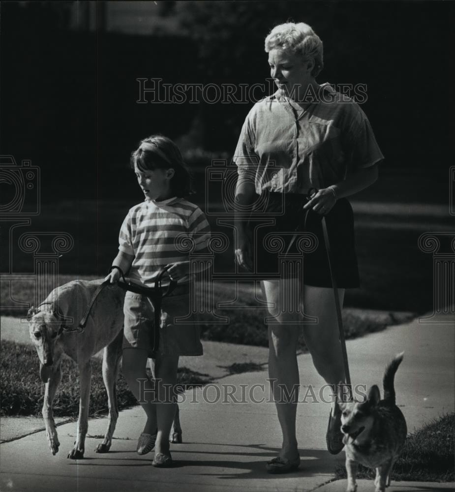 1989 Press Photo Sara Purcell, 8, Walks Former Greyhound Racing Dog Barry - Historic Images