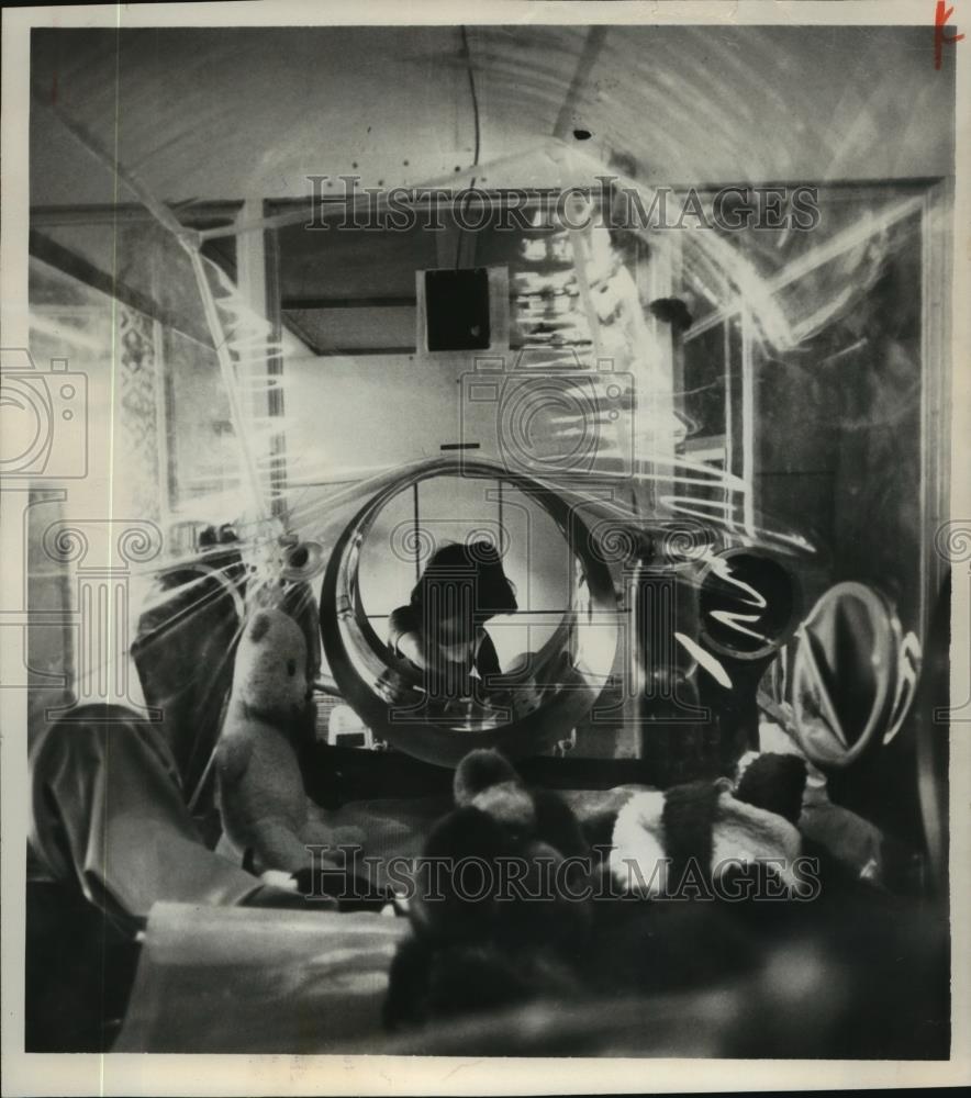 1977 Press Photo David in his germ-proof bubble in Texas Children&#39;s Hospital - Historic Images