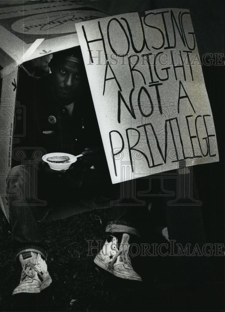 1989 Press Photo Dennis Howard in a cardboard box at MacArthur Square, Wisconsin - Historic Images