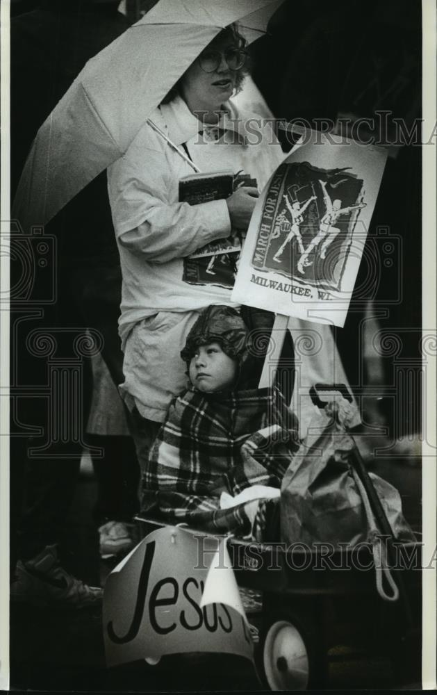 1992 Press Photo Vicky and Ryan Krueger at the March for Jesus in Milwaukee - Historic Images