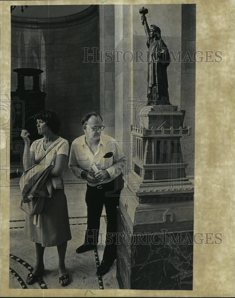 1982 Press Photo Visitors examine a statue at the Milwaukee Courthouse - Historic Images