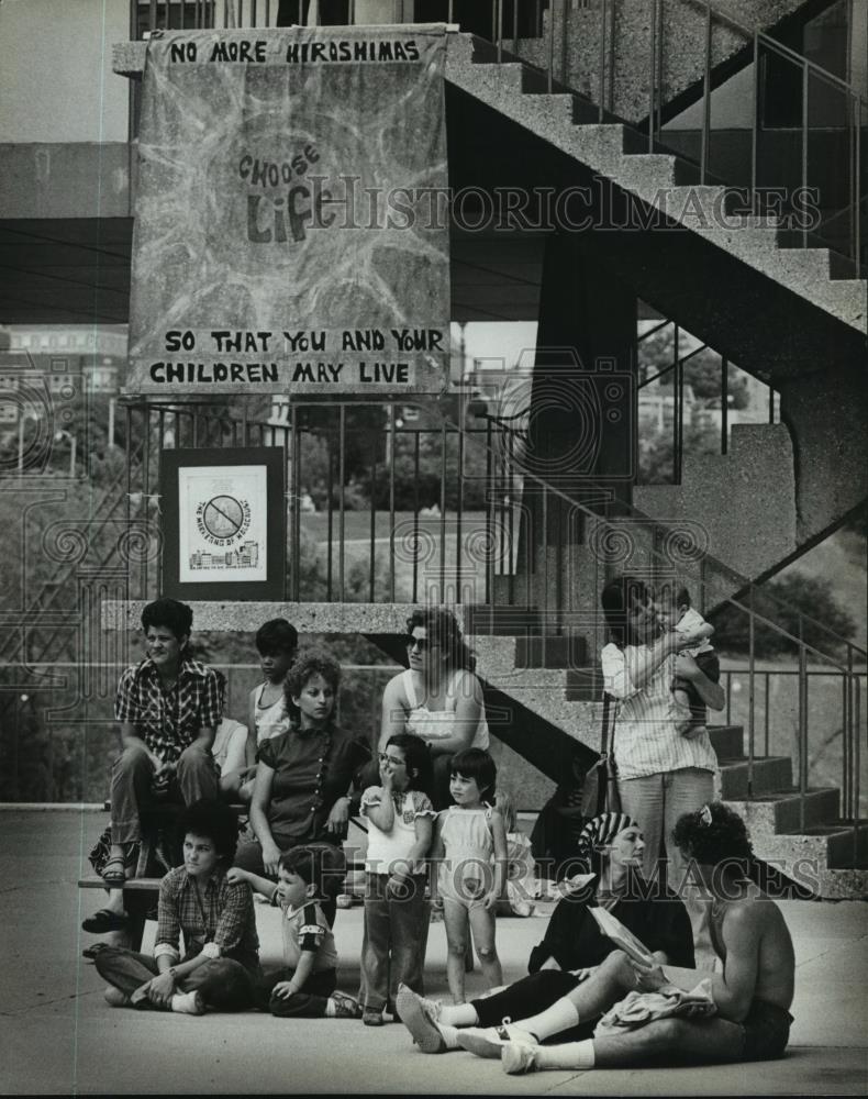 1982 Press Photo Group at War Memorial plaza, Artists for Disarmament, Milwaukee - Historic Images