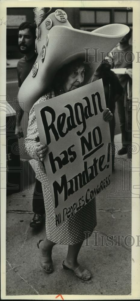1981 Press Photo Protesters outside Pfister Hotel in Milwaukee, Wisconsin - Historic Images
