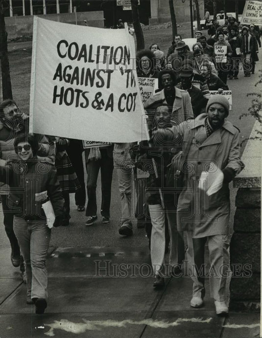 1982 Press Photo Protesters marching to the Courthouse in Milwaukee, Wisconsin - Historic Images