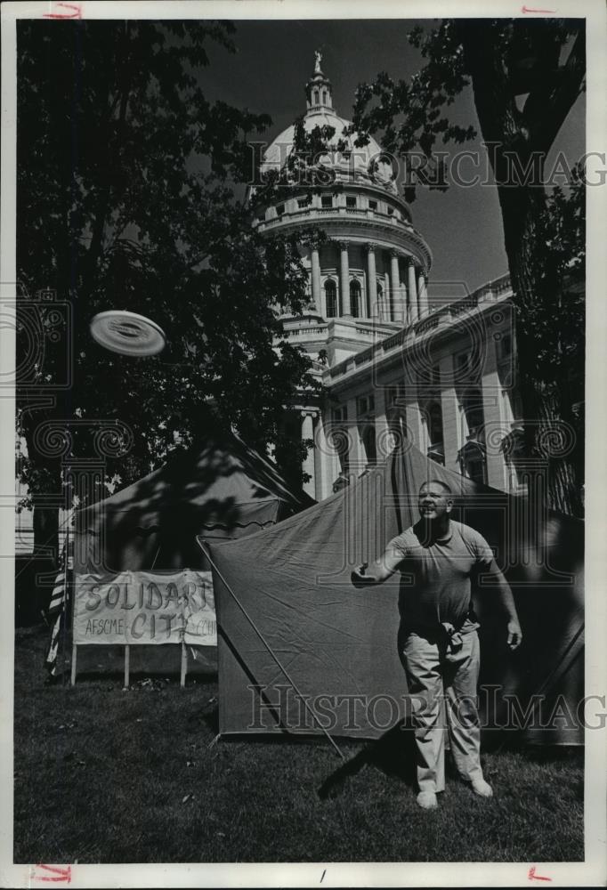 1977 Press Photo Demonstrators in Wisconsin, napping and playing frisbee - Historic Images