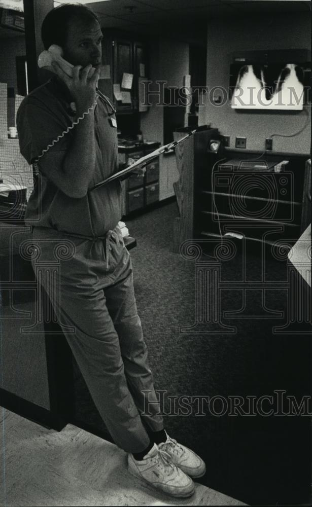 1991 Press Photo John Whitcomb, an emergency room physician at St. Luke Medical - Historic Images