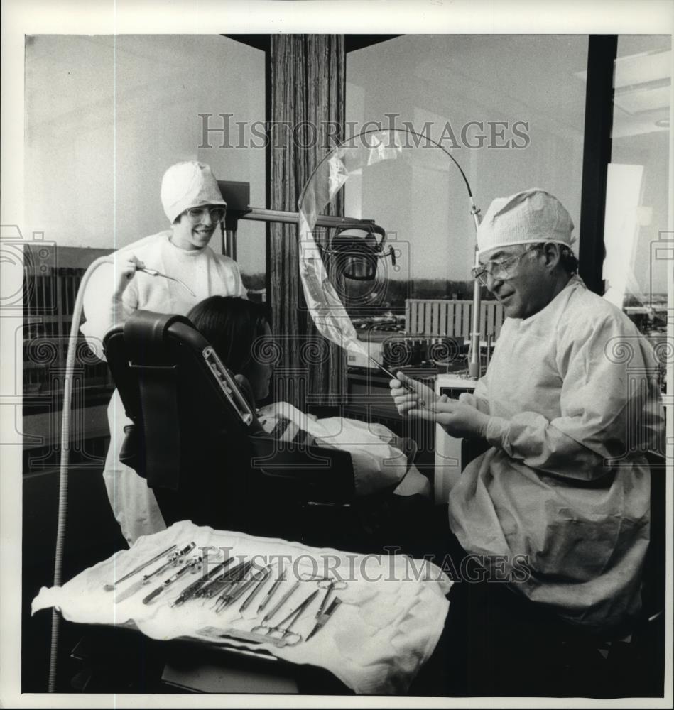 1993 Press Photo Stanley Sehler, a periodontist, prepares to use a laser device - Historic Images