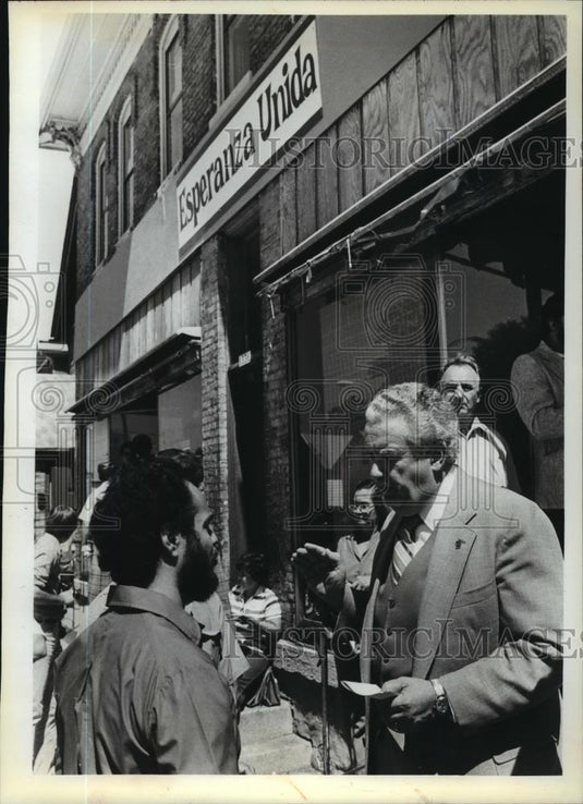 1981 Press Photo Governor Lee Dreyfus speaks to a man at Esperanza Unida - Historic Images