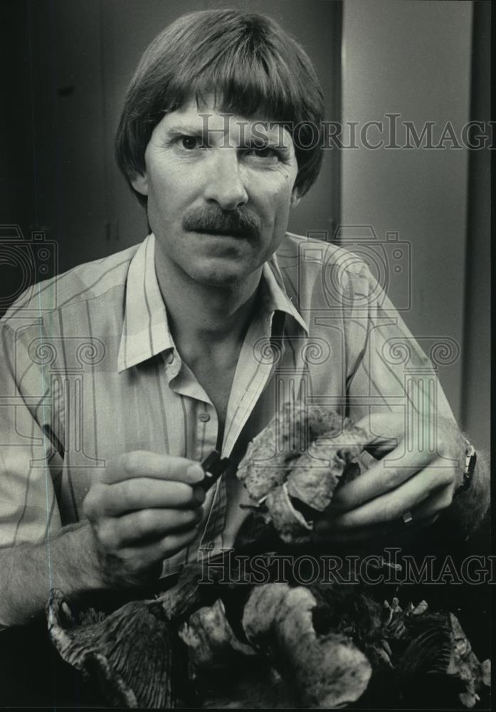 1986 Press Photo Milwaukee Public Museum botanist Martyn Dibben - mja94996 - Historic Images