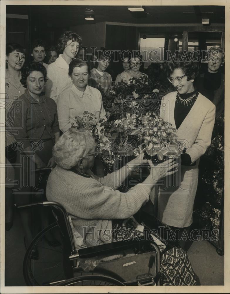 1985 Press Photo The Greenfield Jaycettes give plants to nursing home residents - Historic Images