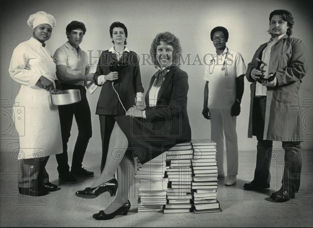 1984 Press Photo Board Chairman Jean DiMotto and representatives of the programs - Historic Images