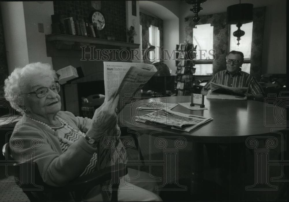 1994 Press Photo Margie Ellsworth and Harold Jaka read at Wisconsin Masonic Home - Historic Images