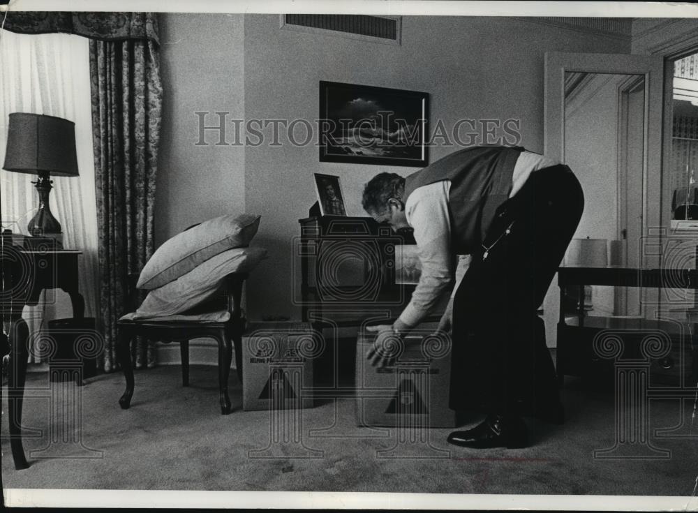 1979 Press Photo Lee Dreyfus tries to organize boxes at Stevens Point - Historic Images