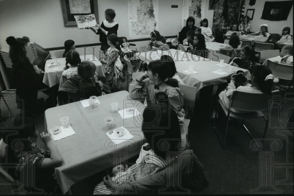 1994 Press Photo Children at a tea party in Delafield, Wisconsin - mja95120 - Historic Images