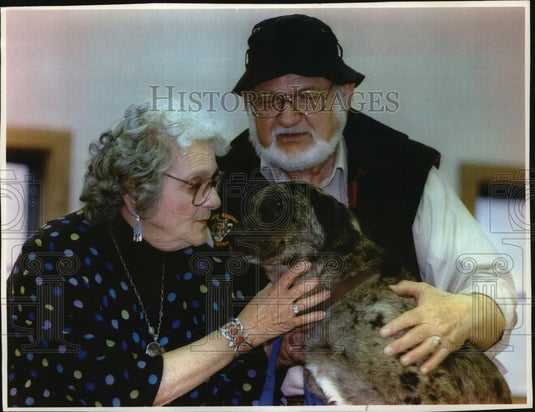 1993 Press Photo Dog with owners Arthur and Susanne Graeszel in Waukesha - Historic Images