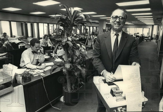 1988 Press Photo Hugh F. Denison Enjoys Being Milwaukee's Investment Maverick - Historic Images