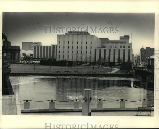 1987 Press Photo Milwaukee Journal Building with Pond - mja95244 - Historic Images
