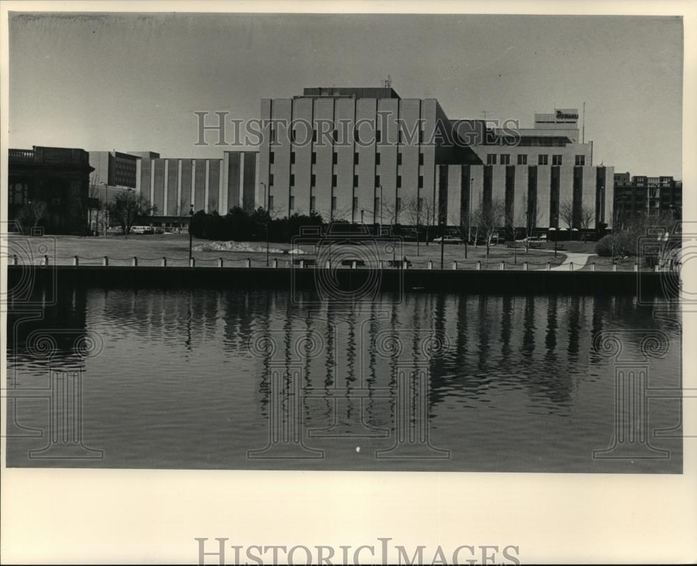 1987 Press Photo Milwaukee Journal Building and Pond - mja95247 - Historic Images