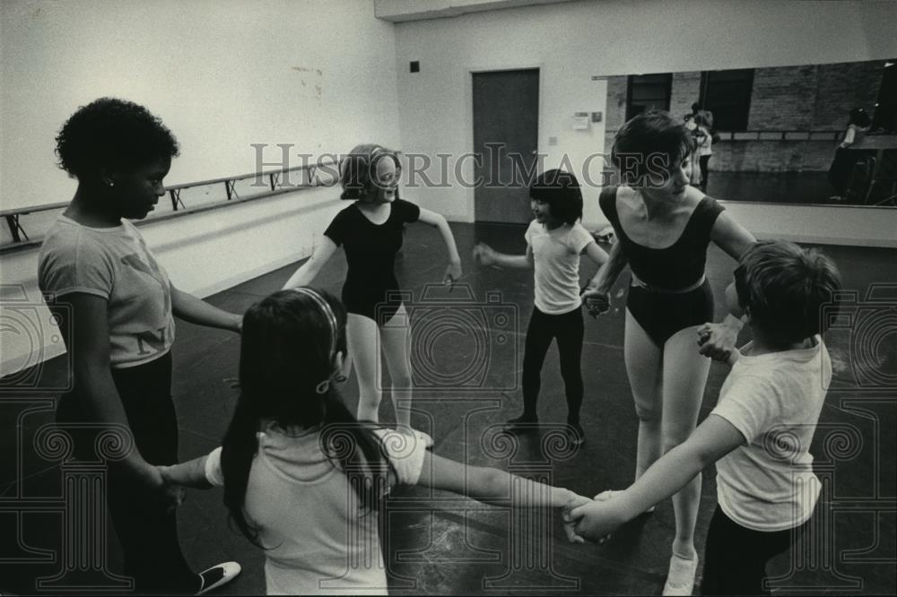 1985 Press Photo Deaf children participate in a ballet class at Cates - Historic Images