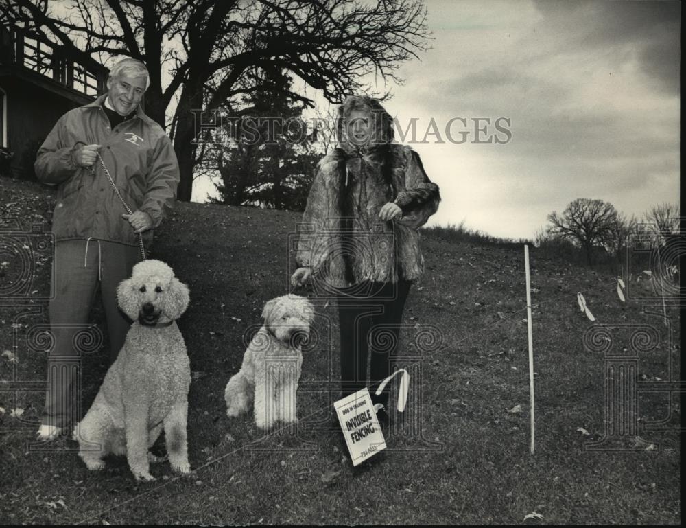 1987 Press Photo Duane Dickinson and Felicia Loppnow and dogs by Invisible Fence - Historic Images