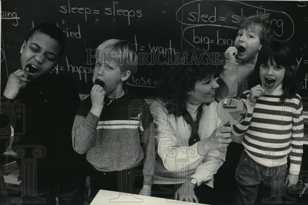 1986 Press Photo Pam Hanson Teaches Morgandale Elementary Teeth Brushing - Historic Images