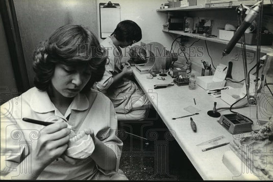 1979 Press Photo Wendy Pierce Employee Works on False Teeth, Dental Clinic - Historic Images