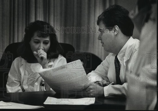 1990 Press Photo Laura Radke and Postles discuss a patient's test results - Historic Images
