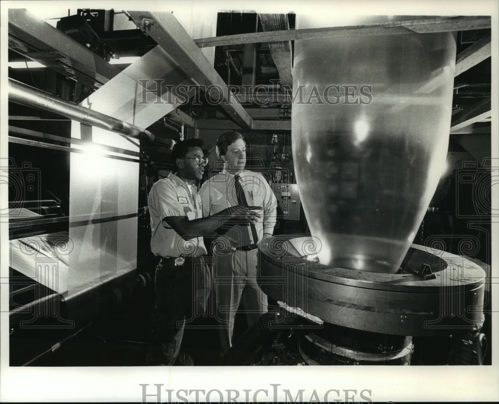 1990 Press Photo Stanley Hanorah with Fred Fieweger at Crest Converters Inc. - Historic Images