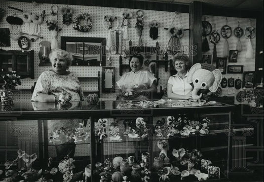 1983 Press Photo Group behind counter at Craft-Raft Gift Shoppe Co-op Milwaukee - Historic Images
