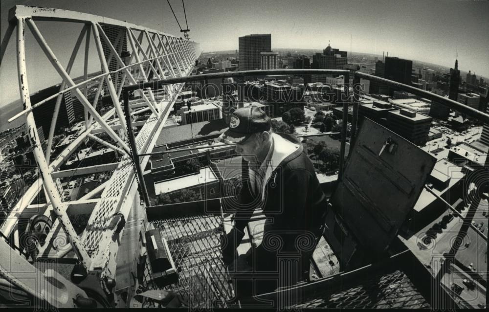 1986 Press Photo Carl Herrington Climbing Out of Crane Over Milwaukee - Historic Images