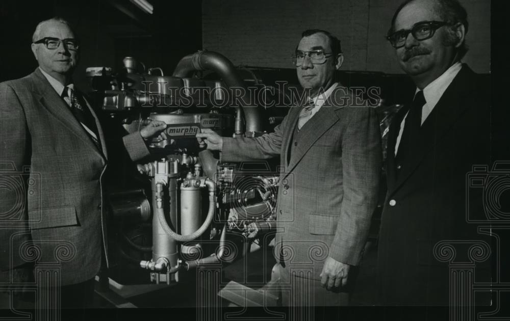 1979 Press Photo Milwaukee Area Technical College accepting donated engine - Historic Images