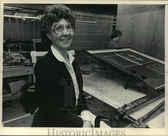 1985 Press Photo Jane Decker president of Decker Supply Company in Wisconsin - Historic Images