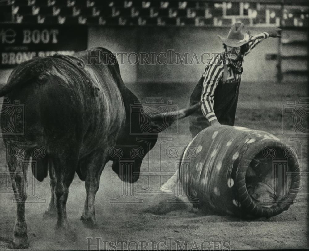1983 Press Photo Bull gets ready to charge the barrel at State Fair Park - Historic Images