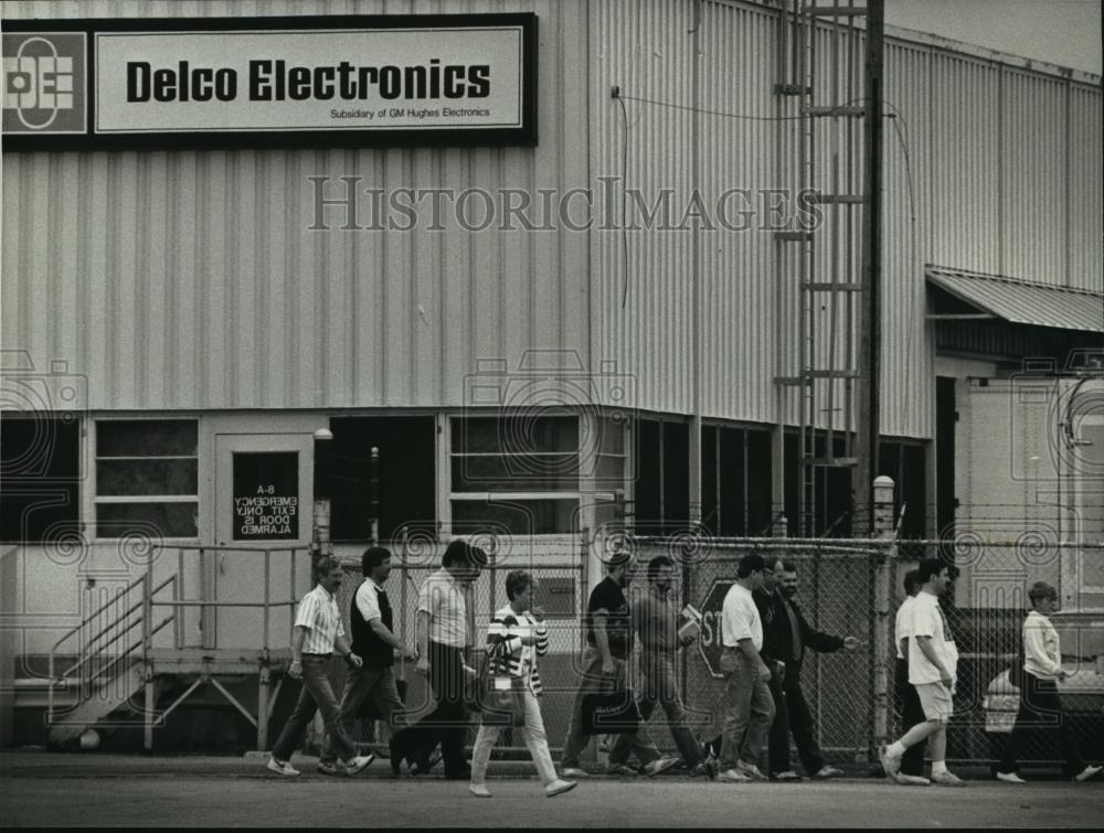 1993 Press Photo - Delco Electronics jobs eliminated - mja95762 - Historic Images