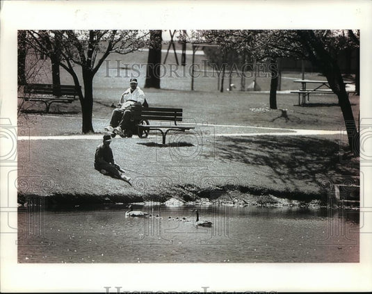 1994 Press Photo Veteran fishes in Lake Wheeler at Zablocki Veterans grounds - Historic Images