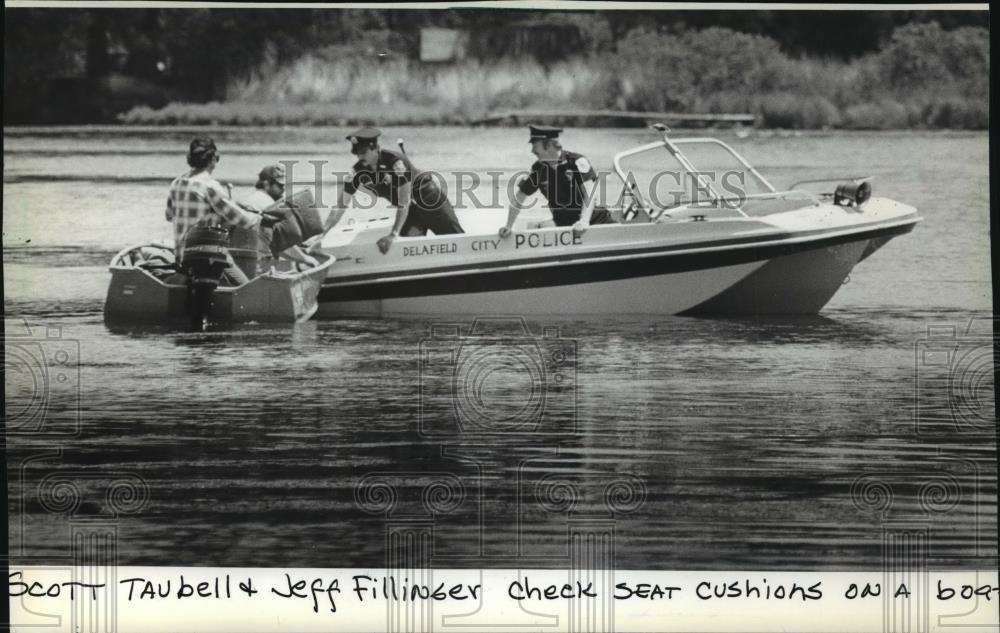 1982 Press Photo Police Officers Scott Taubell and Jeff Fillinger at Nagawicka - Historic Images