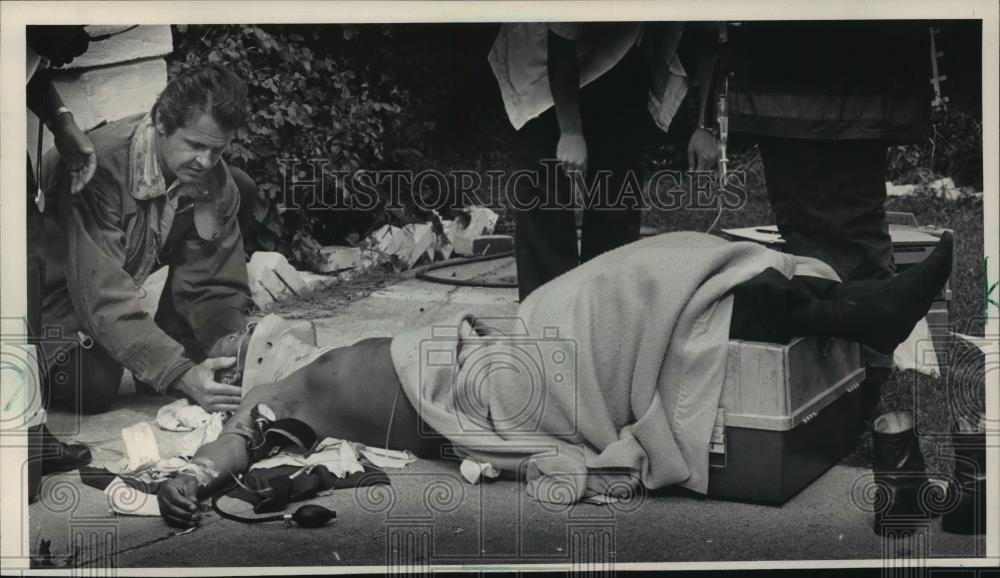 1983 Press Photo Milwaukee Paramedics looking after injured Henry McCants - Historic Images