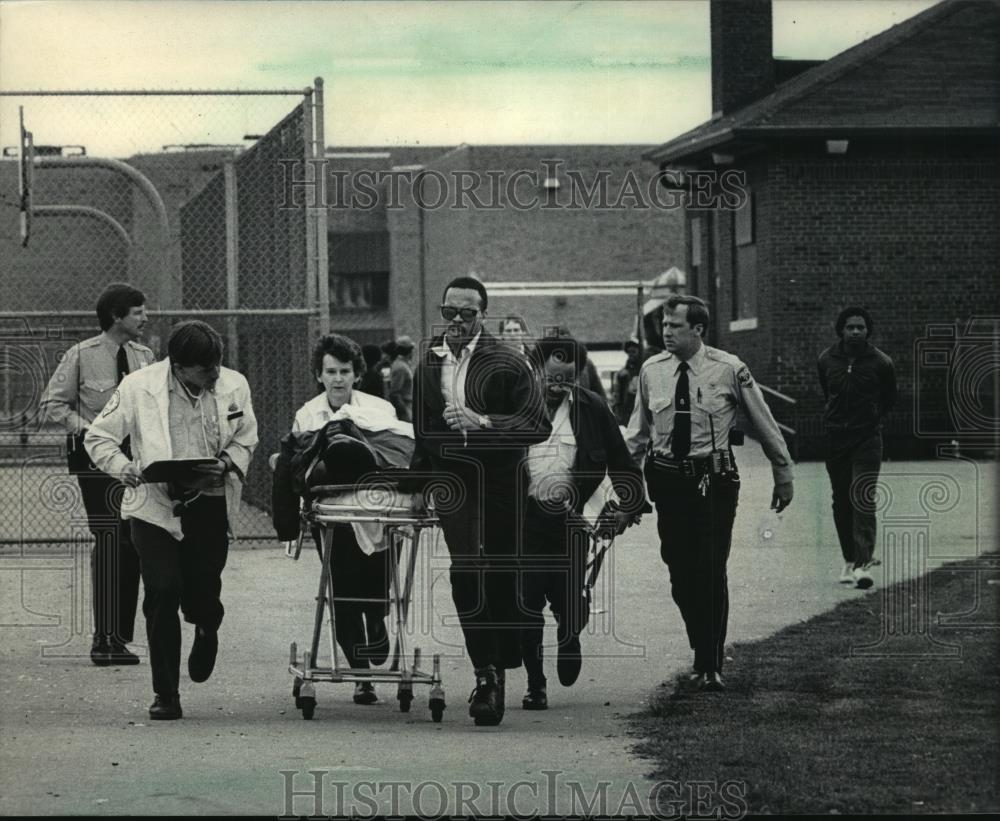 1985 Press Photo Milwaukee High School student Elizah Collins shot - mja95824 - Historic Images