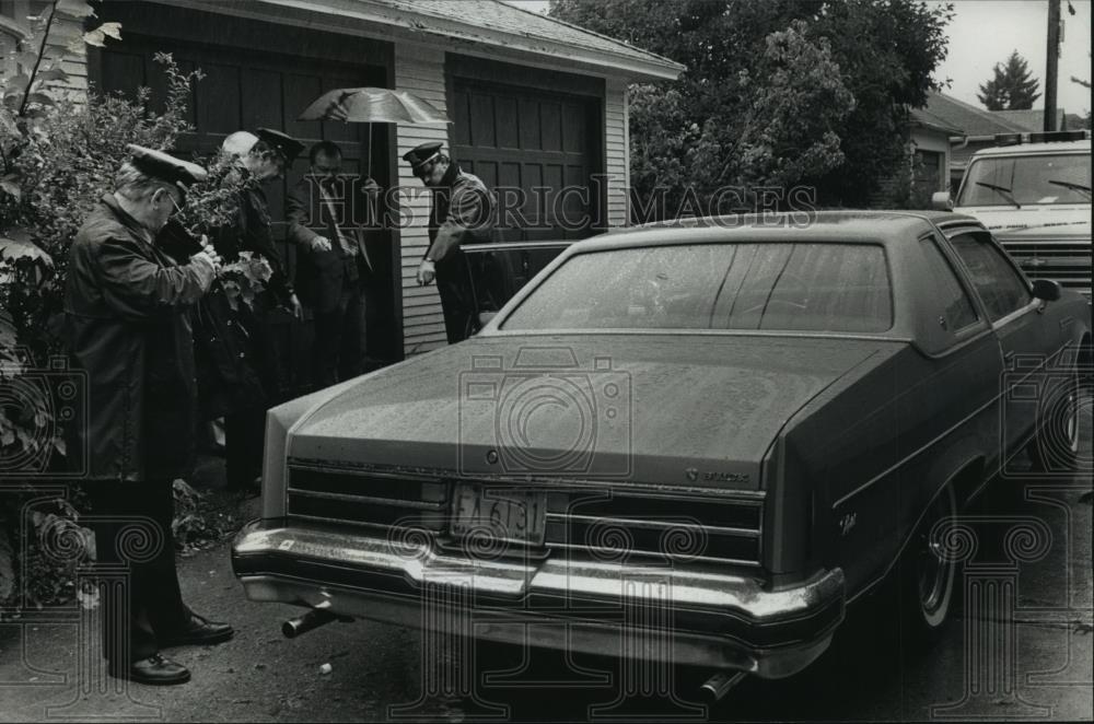 1989 Press Photo Police Examine Location That Larry Rice Was Shot In Milwaukee - Historic Images