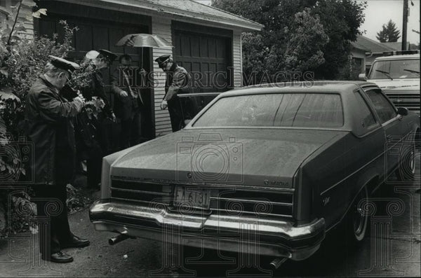 Police Examine Location That Larry Rice Was Shot In Milwaukee, 1989 ...