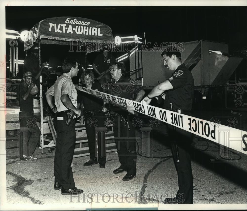 1989 Press Photo Scene of Shooting at a North Side Street Carnival in Milwaukee - Historic Images